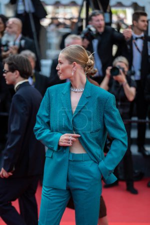 Foto de CANNES, FRANCIA - 21 DE MAYO DE 2022: Toni Garrn asiste a la proyección del "Triángulo de la Tristeza" durante el 75º festival anual de Cannes en el Palais des Festivals - Imagen libre de derechos