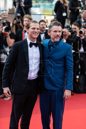 Téléchargez les photos : CANNES, FRANCE - MAY 21, 2022:  Ethan Hawke of the documentary series "The Last Movie Stars" attends the screening of "Triangle Of Sadness" during the 75th annual Cannes film festival - en image libre de droit