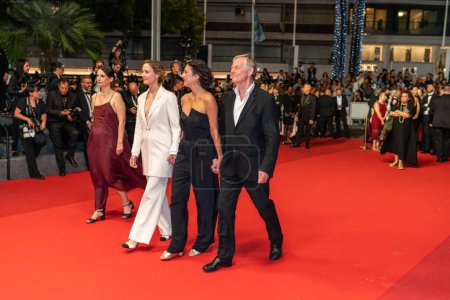 Foto de CANNES, FRANCIA - 21 DE MAYO DE 2022: Bjorn Floberg, Emily Atef, Vicky Krieps y Xenia Maingot asisten a la proyección de "R.M.N" durante el 75º festival anual de Cannes - Imagen libre de derechos