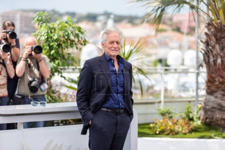 Foto de CANNES, FRANCIA - 16 DE MAYO DE 2023: Michael Douglas asiste a una photocall mientras recibe una Palme D 'Or honoraria en el 76º festival anual de Cannes en el Palais des Festivals - Imagen libre de derechos