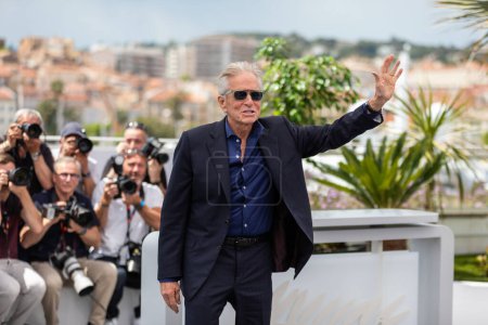 Foto de CANNES, FRANCIA - 16 DE MAYO DE 2023: Michael Douglas asiste a una photocall mientras recibe una Palme D 'Or honoraria en el 76º festival anual de Cannes en el Palais des Festivals - Imagen libre de derechos