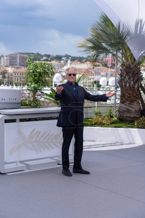 Téléchargez les photos : CANNES, FRANCE - 16 MAI 2023 : Michael Douglas assiste à un photocall alors qu'il reçoit une Palme d'Or honorifique au 76e festival annuel de Cannes au Palais des Festivals - en image libre de droit