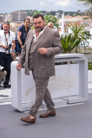 Foto de CANNES, FRANCIA - 16 DE MAYO DE 2023: Denis Menochet asiste al photocall del jurado en el 76º festival anual de Cannes - Imagen libre de derechos