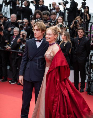 Foto de CANNES, FRANCIA - 16 DE MAYO DE 2023: Uma Thurman asiste a la ceremonia de presentación y apertura de la alfombra roja "Jeanne du Barry" en el 76º festival anual de Cannes en el Palais des Festivals - Imagen libre de derechos