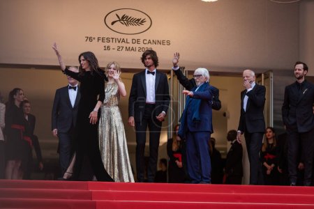 Foto de CANNES, FRANCIA - 16 DE MAYO DE 2023: La ceremonia de presentación y apertura de la alfombra roja "Jeanne du Barry" en el 76º Festival Anual de Cine de Cannes en una alta costura ELIE SAAB Primavera 2022 - Imagen libre de derechos