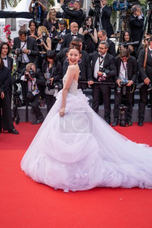 Foto de CANNES, FRANCIA - 16 DE MAYO DE 2023: Qian Hui asiste a la ceremonia de presentación y apertura de la alfombra roja "Jeanne du Barry" en el 76º festival anual de Cannes en el Palais des Festivals - Imagen libre de derechos