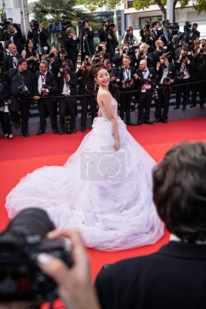 Foto de CANNES, FRANCIA - 16 DE MAYO DE 2023: Qian Hui asiste a la ceremonia de presentación y apertura de la alfombra roja "Jeanne du Barry" en el 76º festival anual de Cannes en el Palais des Festivals - Imagen libre de derechos