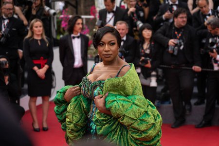 Téléchargez les photos : CANNES, FRANCE - 16 MAI 2023 : Chika Ike assiste à la projection et à la cérémonie d'ouverture du tapis rouge au 76e festival annuel de Cannes au Palais des Festivals - en image libre de droit