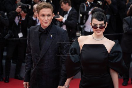Foto de CANNES, FRANCE - MAY 16, 2023: Ruby O. Fee and Matthias Schweighoefer attend the "Jeanne du Barry" Screening & opening ceremony red carpet at the 76th annual Cannes film festival - Imagen libre de derechos