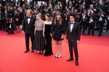 Foto de CANNES, FRANCIA - 16 DE MAYO DE 2023: La ceremonia de presentación y apertura de la alfombra roja "Jeanne du Barry" en el 76º Festival Anual de Cine de Cannes en una alta costura ELIE SAAB Primavera 2022 - Imagen libre de derechos