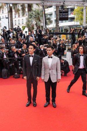 Foto de CANNES, FRANCIA - 16 DE MAYO DE 2023: Zhu Yilong y Wei Shujun asisten a la ceremonia de presentación y apertura de la alfombra roja "Jeanne du Barry" en el 76º festival anual de Cannes en el Palais des Festivals - Imagen libre de derechos