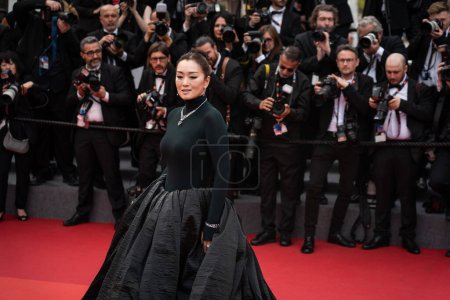 Foto de CANNES, FRANCE - MAY 16, 2023: Gong Li attends the "Jeanne du Barry" Screening & opening ceremony red carpet at the 76th annual Cannes film festival at Palais des Festivals - Imagen libre de derechos