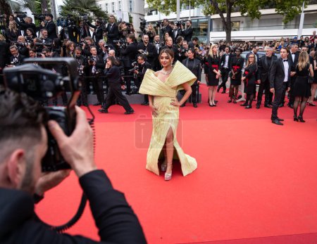 Téléchargez les photos : CANNES, FRANCE - 16 MAI 2023 : Cérémonie de projection et d'ouverture du tapis rouge "Jeanne du Barry" au 76ème Festival de Cannes dans un ELIE SAAB Haute Couture Printemps 2022 - en image libre de droit