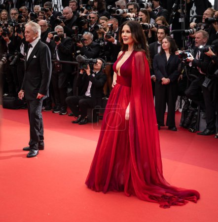 Foto de CANNES, FRANCIA - 16 DE MAYO DE 2023: Catherine Zeta-Jones asiste a la ceremonia de presentación y apertura de la alfombra roja "Jeanne du Barry" en el 76º festival anual de Cannes - Imagen libre de derechos