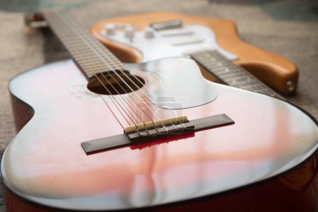 Téléchargez les photos : Beautiful picture of classic and electric guitars on a grey background - en image libre de droit