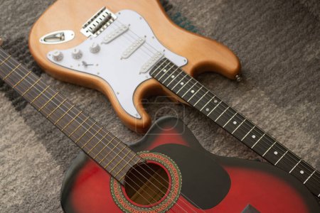 Téléchargez les photos : Beautiful picture of classic and electric guitars on a grey background - en image libre de droit
