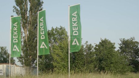 Foto de HALLE, ALEMANIA - 16 DE JUNIO DE 2021: Banderas Dekra que marcan la ubicación de una empresa alemana de inspección y certificación de vehículos. - Imagen libre de derechos
