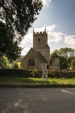 Téléchargez les photos : Old country church near Broadway in the Cotswolds in England - en image libre de droit