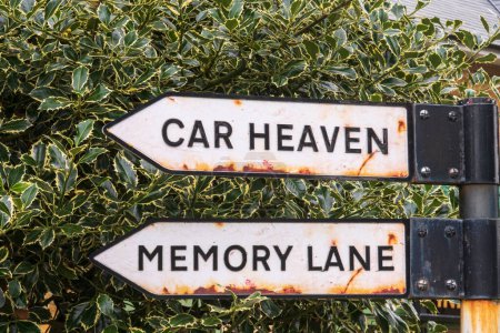 Foto de Car Heaven and Memory Lane signs aging with rust - Imagen libre de derechos