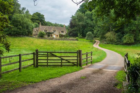 Téléchargez les photos : Old English Country House in the english countryside - en image libre de droit