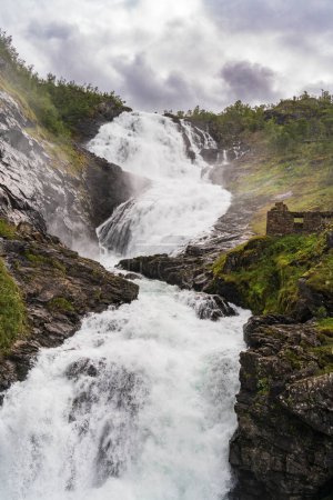 Téléchargez les photos : Cascade de Kjosfossen entre Flam et Myrdal en Norvège Europe - en image libre de droit