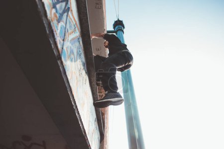 Foto de Athletic acrobatic stuntman doing parkour trick training outdoors - Imagen libre de derechos