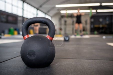 Photo pour Gros plan de cloche de bouilloire noire pour l'entraînement en salle de gym intérieure - image libre de droit