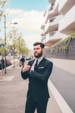 Foto de Young elegant professional executive bearded businessman posing outdoors confident and reassuring - Imagen libre de derechos