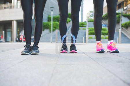 Téléchargez les photos : Gros plan femmes portant des chaussures de jogging et de course à l'extérieur - en image libre de droit