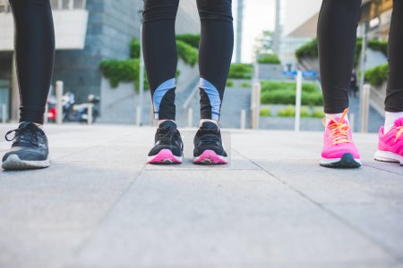 Foto de Cerca de las mujeres que usan jogging y zapatillas de correr al aire libre - Imagen libre de derechos