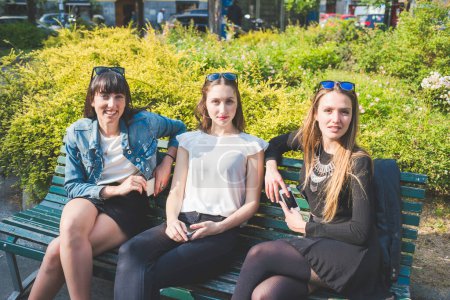 Téléchargez les photos : Trois jeunes belles femmes meilleurs amis bavarder - en image libre de droit