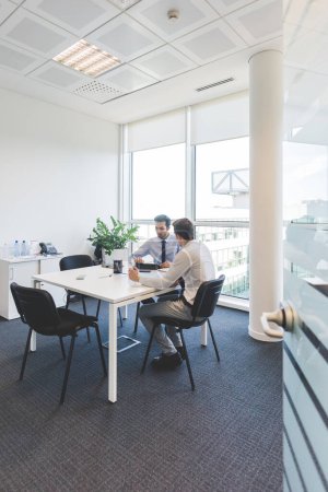 Téléchargez les photos : Deux milléniaux homme d'affaires en réunion à l'intérieur bureau - en image libre de droit