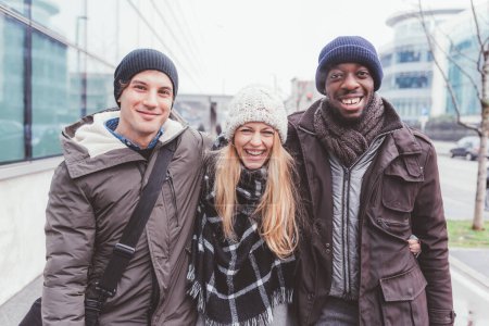 Téléchargez les photos : Trois jeunes amis multiethniques s'amusent - en image libre de droit