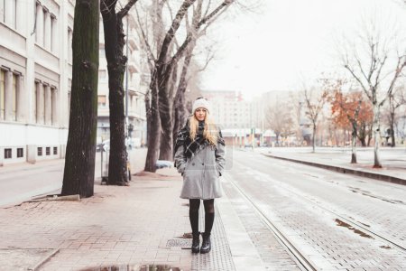 Téléchargez les photos : Jeune belle femme debout arrêt de bus - en image libre de droit