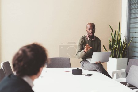 Foto de Reunión multiétnica de empresarios de dos milenios - entrevista de trabajo, discurso, concepto de propuesta - Imagen libre de derechos