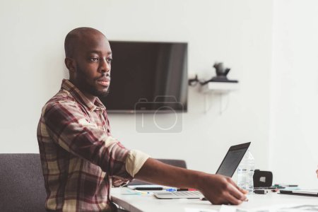 Téléchargez les photos : Homme d'affaires professionnel noir travaillant à l'intérieur de bureau à l'aide de l'ordinateur - entreprise, travail, concept réussi - en image libre de droit
