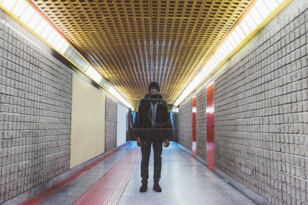 Téléchargez les photos : Portrait d'un homme noir debout dans le métro et regardant la caméra - en image libre de droit