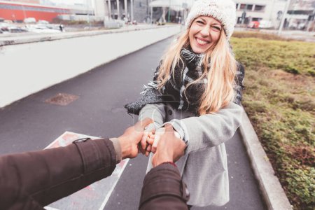 Téléchargez les photos : Jeune femme blonde adulte tenant les mains de son petit ami - en image libre de droit