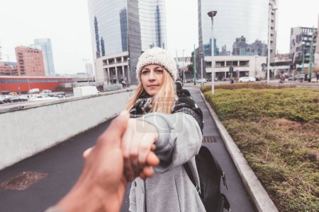 Téléchargez les photos : Jeune femme blonde adulte tenant les mains de son petit ami - en image libre de droit