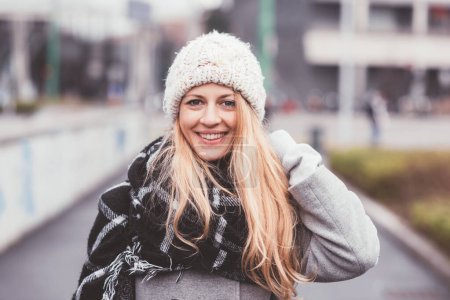 Téléchargez les photos : Portrait de femme blonde regardant caméra souriant - en image libre de droit