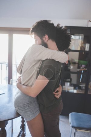 Foto de Joven pareja multiétnica abrazo interior - Imagen libre de derechos