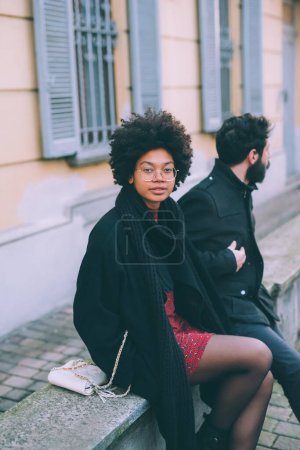 Téléchargez les photos : Jeune couple multiethnique posant en plein air - en image libre de droit