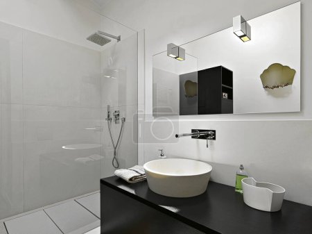 Foto de Interior del cuarto de baño moderno en el primer plano a la derecha, un lavabo de baño encimera un poco más allá está la caja de ducha - Imagen libre de derechos