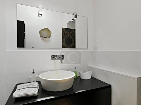 Téléchargez les photos : Intérieur de salle de bains moderne au premier plan à droite, un lavabo de salle de bains de comptoir - en image libre de droit