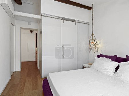 Foto de Moderno dormitorio interior wirh piso de madera en la habitación del ático - Imagen libre de derechos