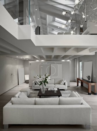 Foto de Modern living room with sofa and mezzanine - Imagen libre de derechos