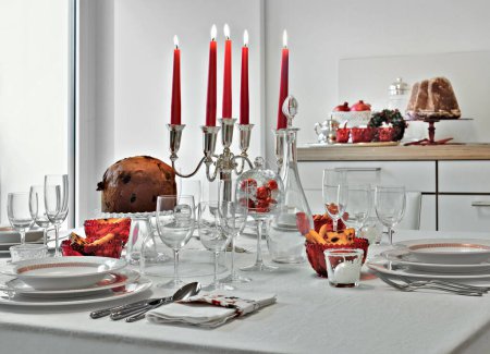Foto de Christmas table setting in the modern kitchen - Imagen libre de derechos