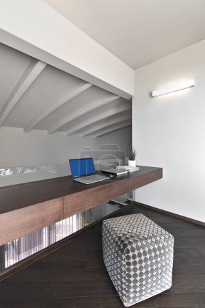 Téléchargez les photos : Salon moderne intérieur avec repose-pieds et ordinateur le sol est en bois - en image libre de droit