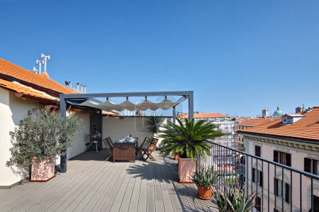 Téléchargez les photos : Terrasse avec coin repas avec sol en bois avec vue - en image libre de droit