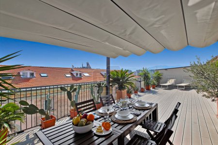 Téléchargez les photos : Terrasse avec coin repas avec sol en bois avec vue - en image libre de droit